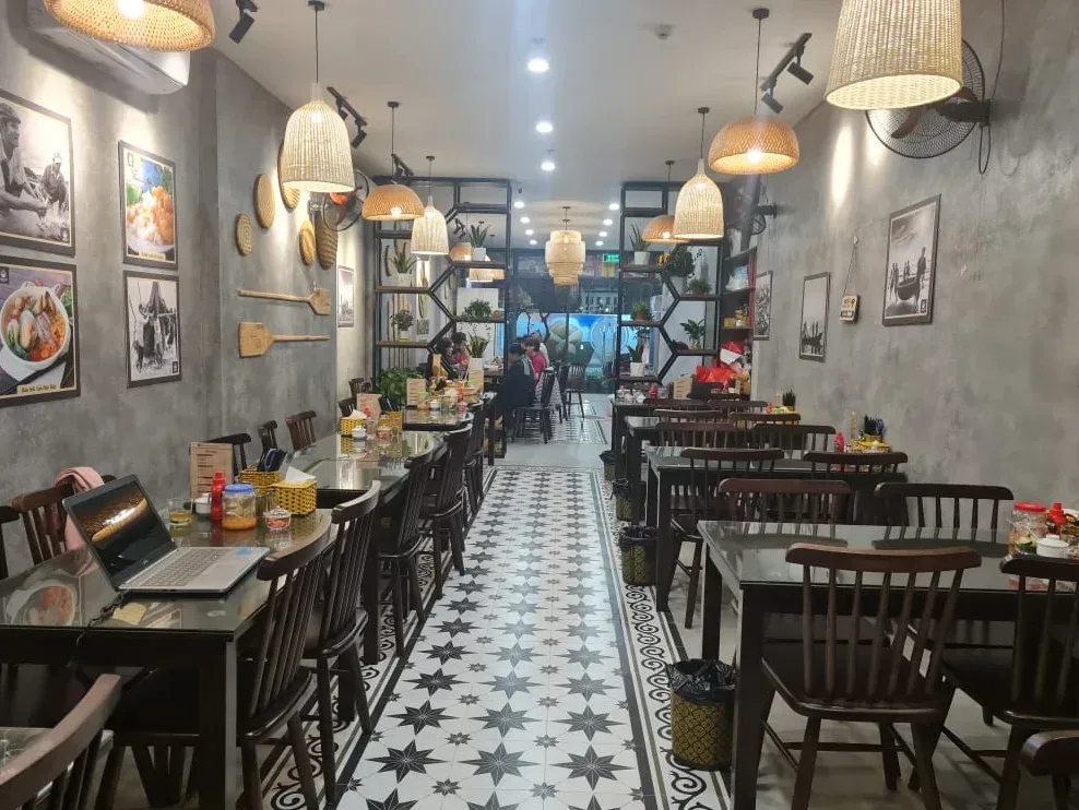 Các hàng quán kinh doanh sầm uất tại khối đế shophouse Vinhomes Ocean Park 1