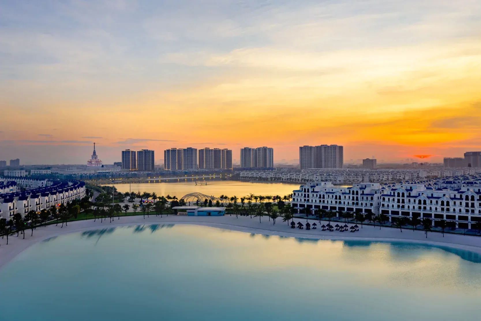 Xe ô tô cá nhân di chuyển vào đại lộ 52m Vinhomes Ocean Park 1