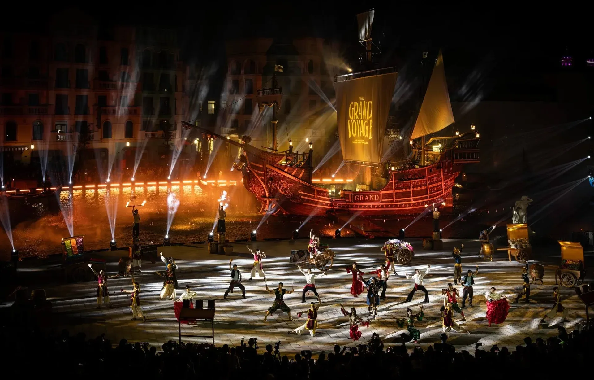 Sân khấu nhạc nước thực cảnh The Grand Voyage rực rỡ sắc màu