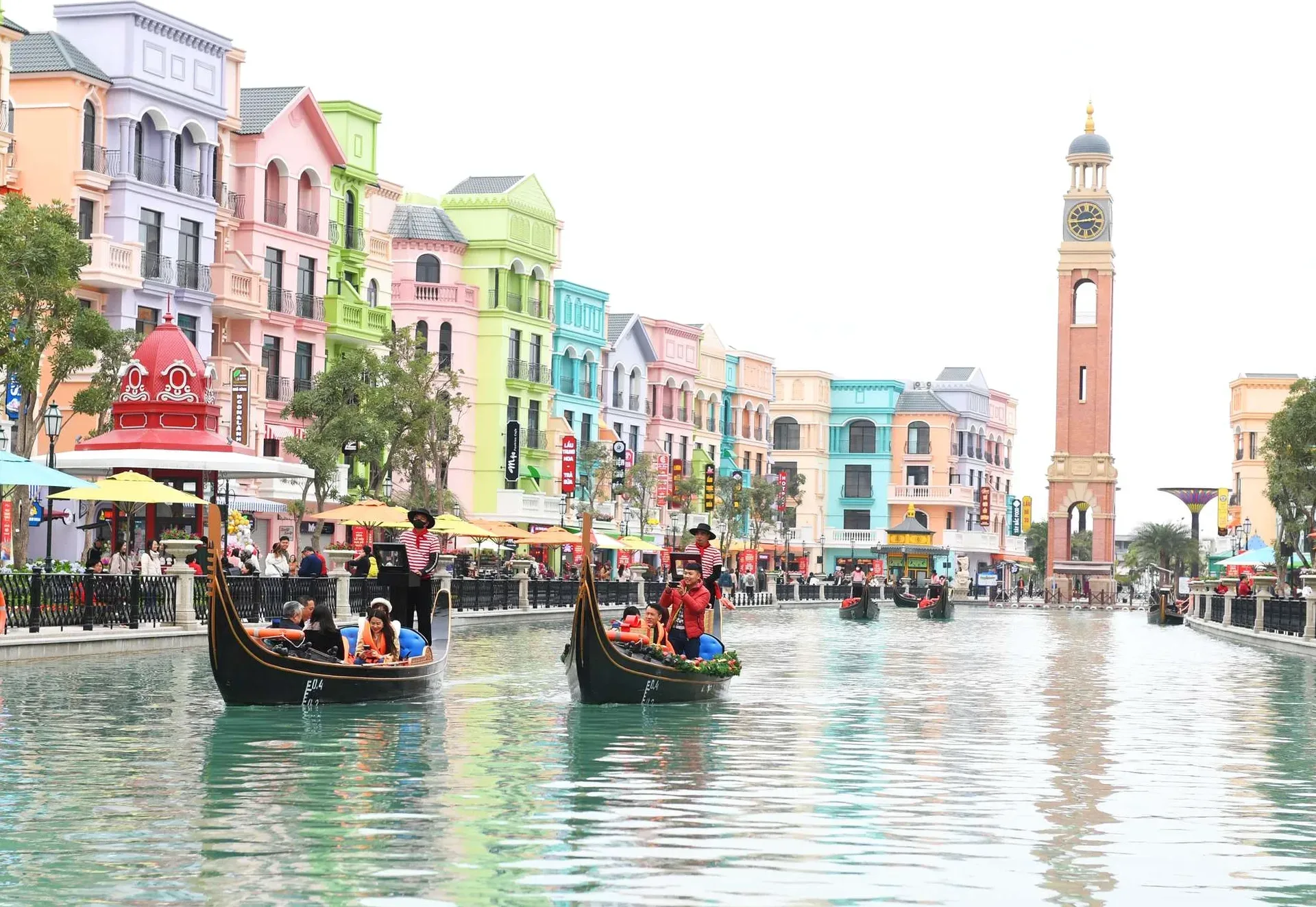 Thuyền Gondola đưa khách du ngoạn kênh đào Venice tại Mega Grand World