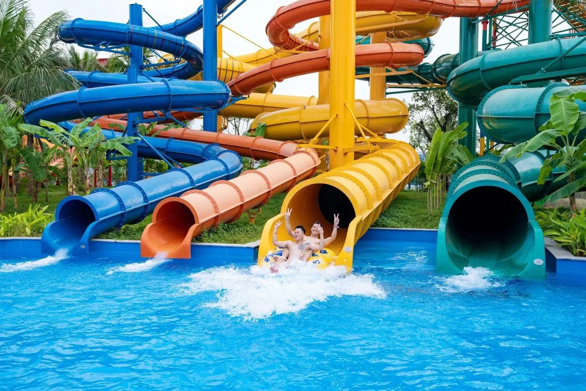 Cụm cầu trượt nước đa sắc màu tại VinWonders Water Park