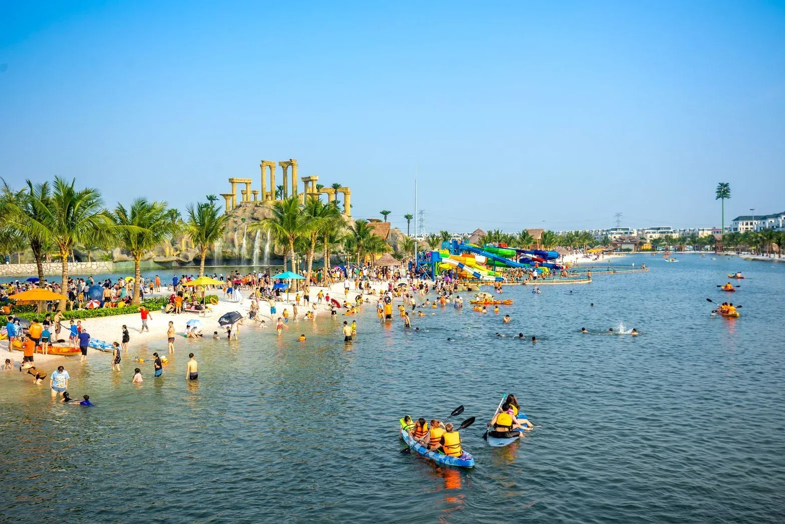 Khách vui chơi tại vịnh tạo sóng nhân tạo VinWonders Wave Park