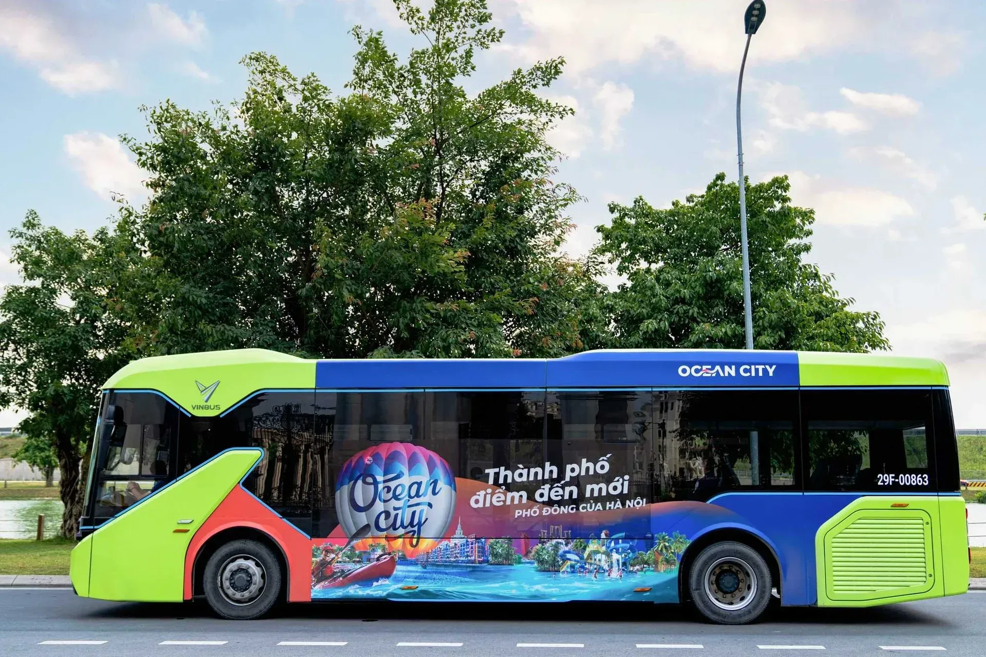 Tuyến xe bus điện VinBus đưa khách tham quan đến Vinhomes Ocean Park 1