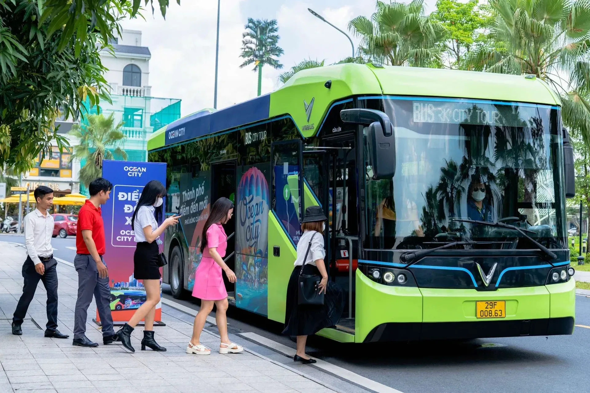 Hệ thống bus nội khu OCP1 đưa đón khách tham quan miễn phí
